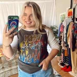 Madeworn kiss 3/4 sleeve baseball graphic tee